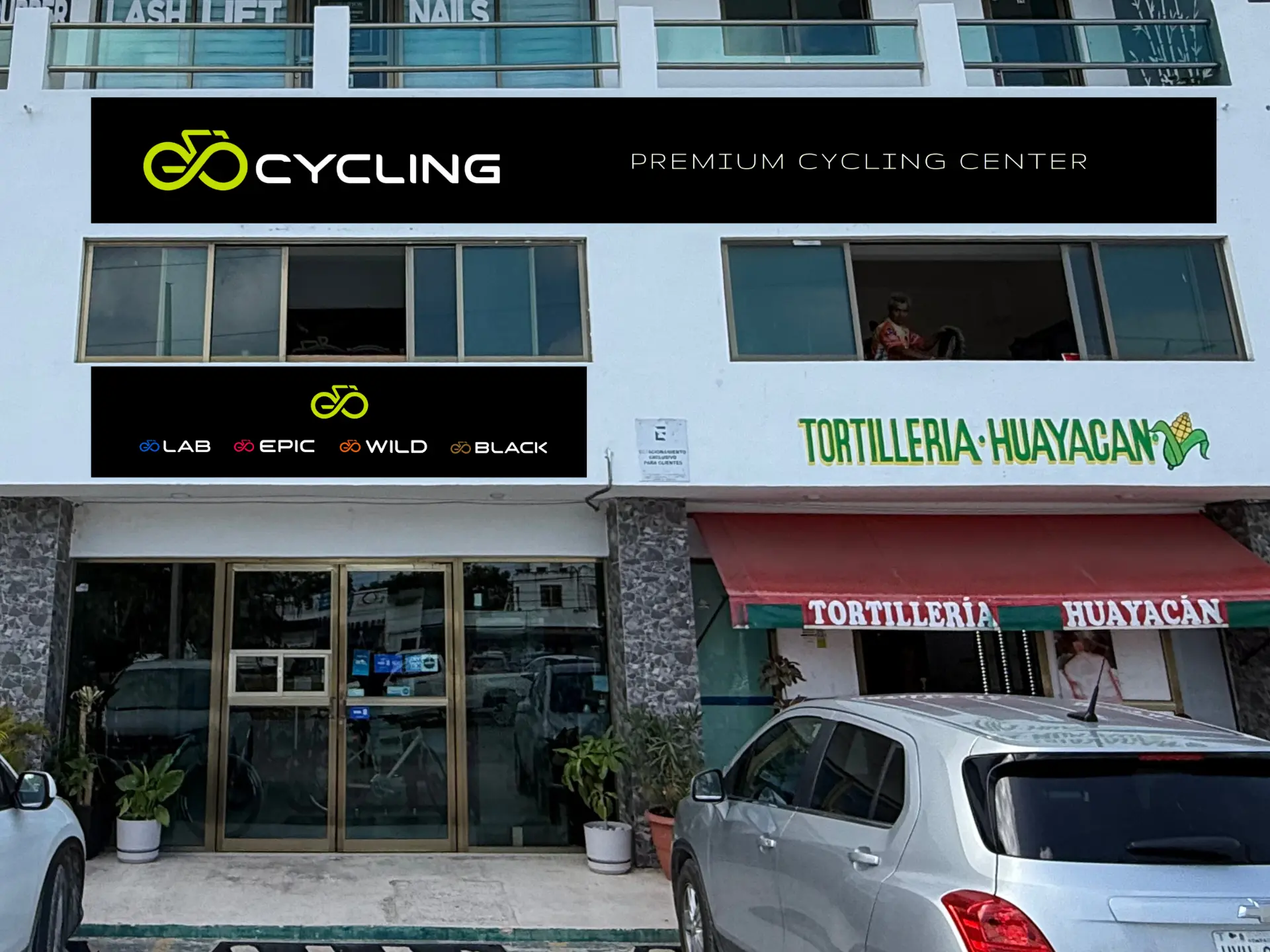 Fachada de Go Cycling con rótulo principal y banda de submarcas